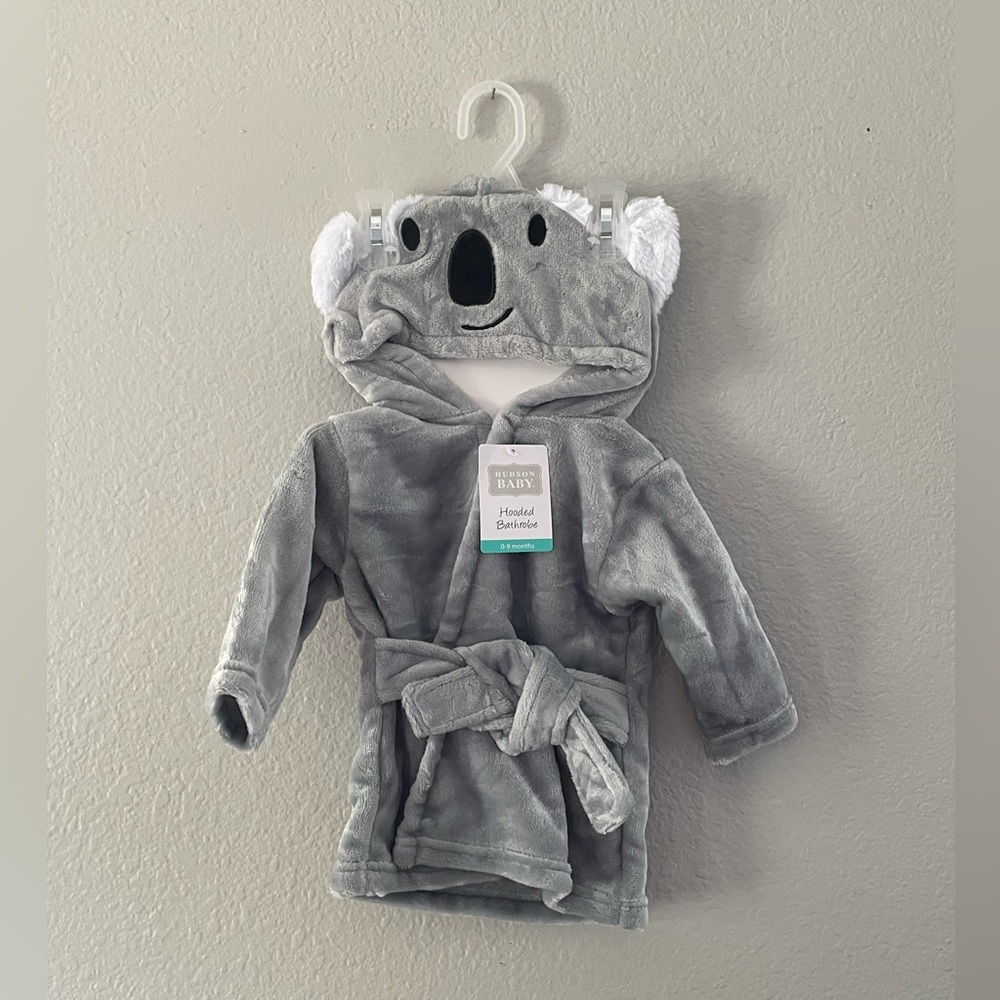 Hooded bathrobe. NWT 0-9mo